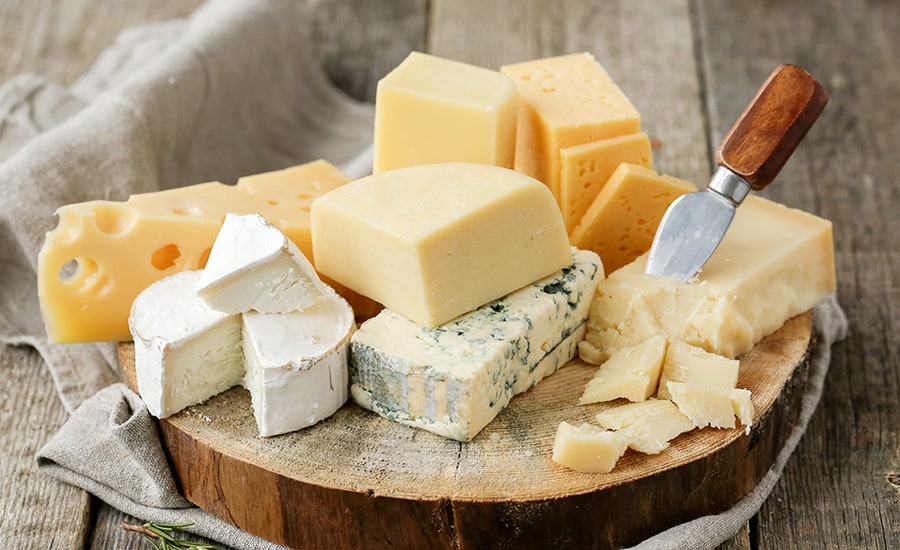 Fabrication artisanale de fromages en Suisse par la fromagerie Moléson