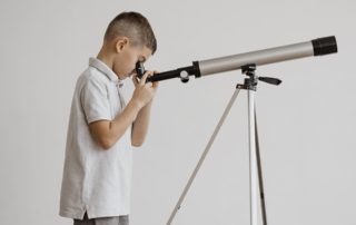 Votre enfant veut observer le ciel et les étoiles ? Offrez-lui un télescope