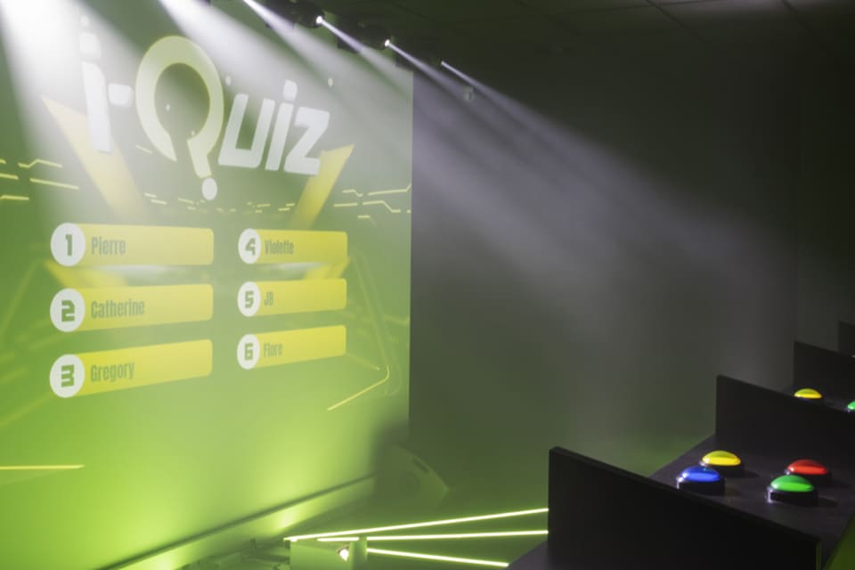 Jouez à un quiz dans un décor de plateau télé avec Quiz Game