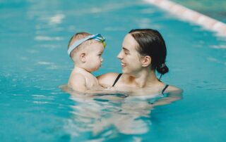 Assurer la sécurité de votre bébé nageur en piscine : conseils et astuces