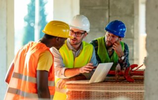 Quelle différence entre chef de chantier et conducteur de travaux en menuiserie ?