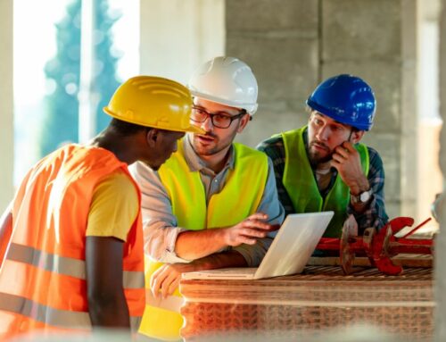 Quelle différence entre chef de chantier et conducteur de travaux en menuiserie ?