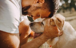Peut-on trop aimer son chien ? Quand l’affection devient contre-productive