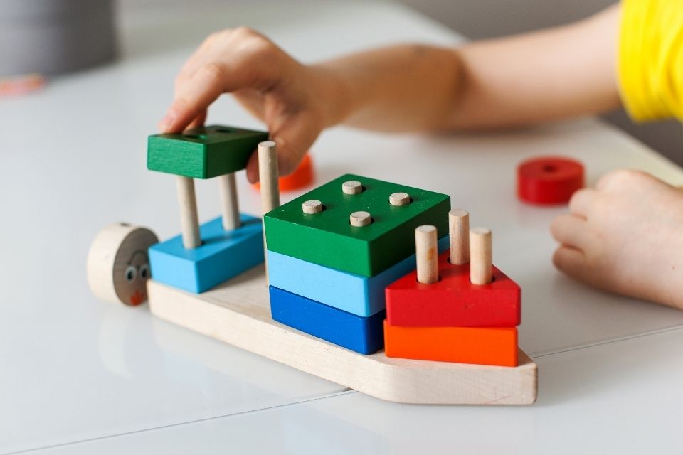 Pourquoi les jeux montessori favorisent l’autonomie des enfants ?