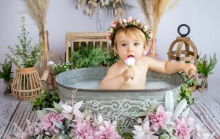Le bain de lait bébé en photo : pourquoi cette séance est si prisée ?