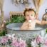 Le bain de lait bébé en photo : pourquoi cette séance est si prisée ?