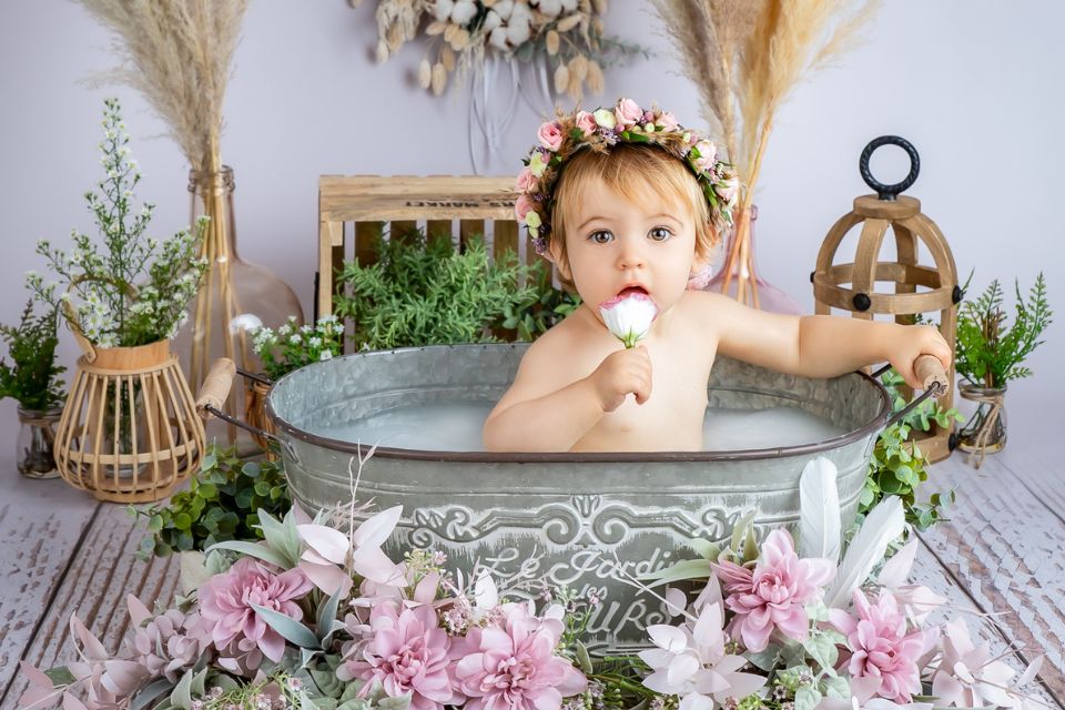 Le bain de lait bébé en photo : pourquoi cette séance est si prisée ?