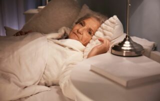 Garde de nuit comment assurer la sécurité des aînés pendant le sommeil 