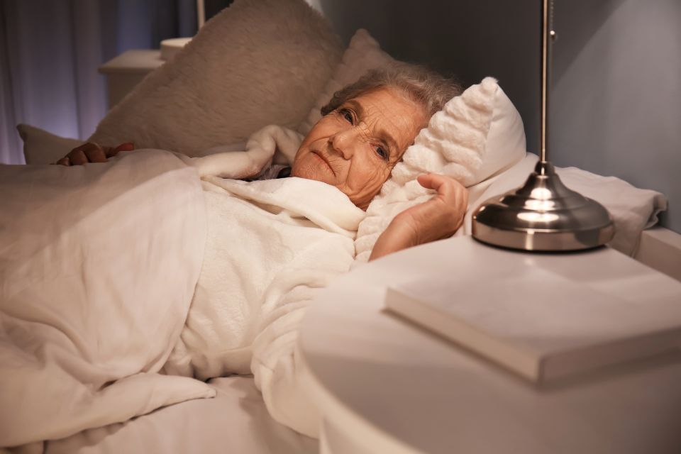 Garde de nuit comment assurer la sécurité des aînés pendant le sommeil 