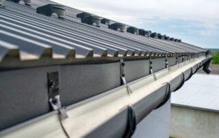 Pourquoi faire poser de nouvelles gouttières en zinc, PVC ou aluminium ?
