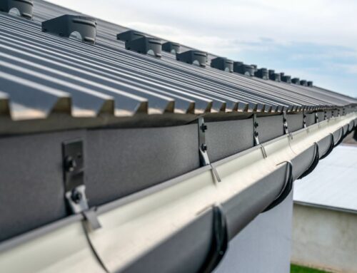 Pourquoi faire poser de nouvelles gouttières en zinc, PVC ou aluminium ?