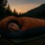Dormir au chaud dehors : les secrets d’un bon sac de couchage
