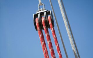 La corde à poulie, l’outil indispensable pour les travaux en hauteur !