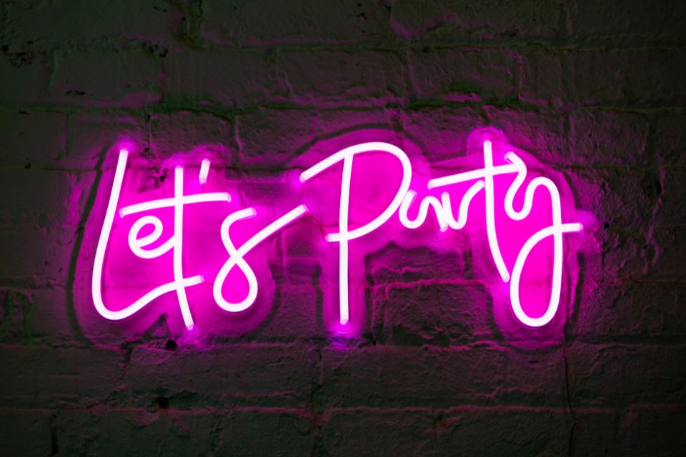 Le néon, une signature visuelle pour les commerces et restaurants