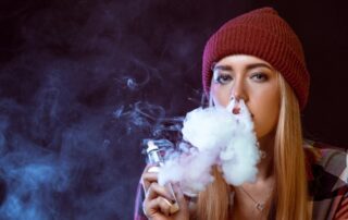 Que choisir entre une puff rechargeable ou cigarette électronique classique ?