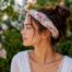 Le bandeau fleuri pour femme : une idée coiffure pleine de douceur !